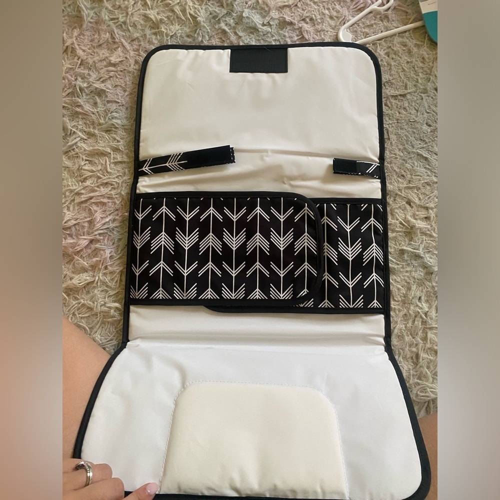 Portable changing pad - Picture 3 of 6